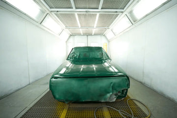 Peinture-dans-une-cabine-de-peinture