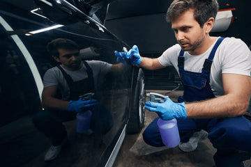 Homme-appliquant-degraissant-voiture