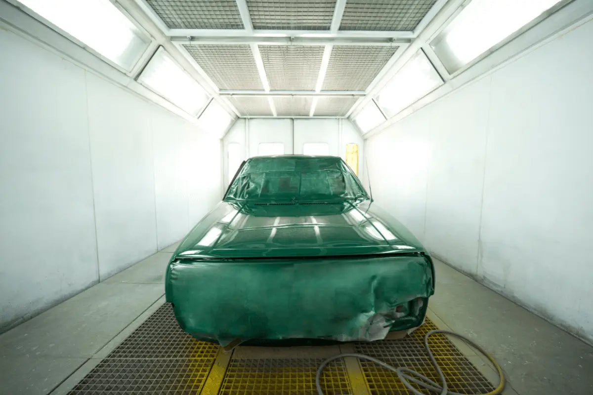 Peinture-dans-une-cabine-de-peinture