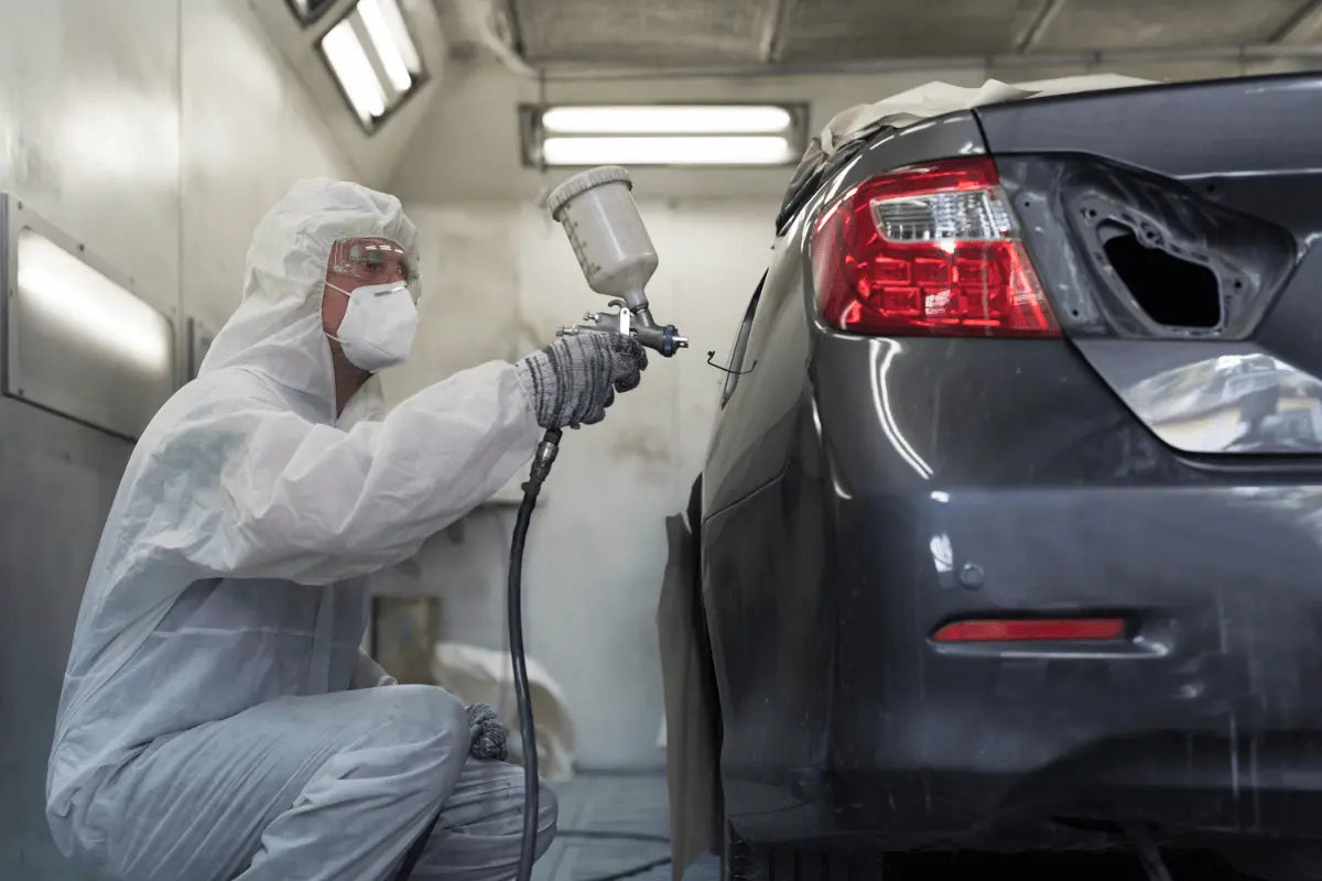 peinture-dans-une-cabine-de-peinture-louee