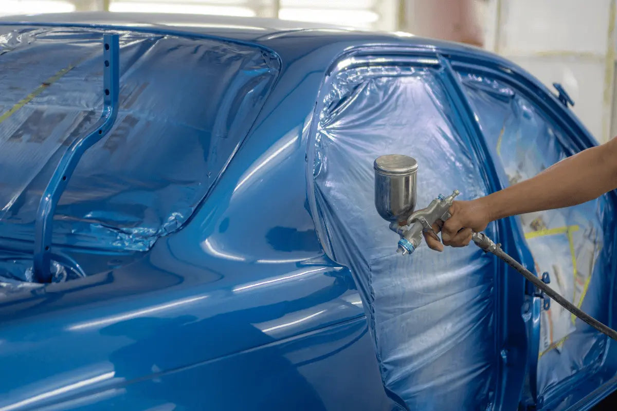 pistolet-peinture-carrosserie-dans-garage