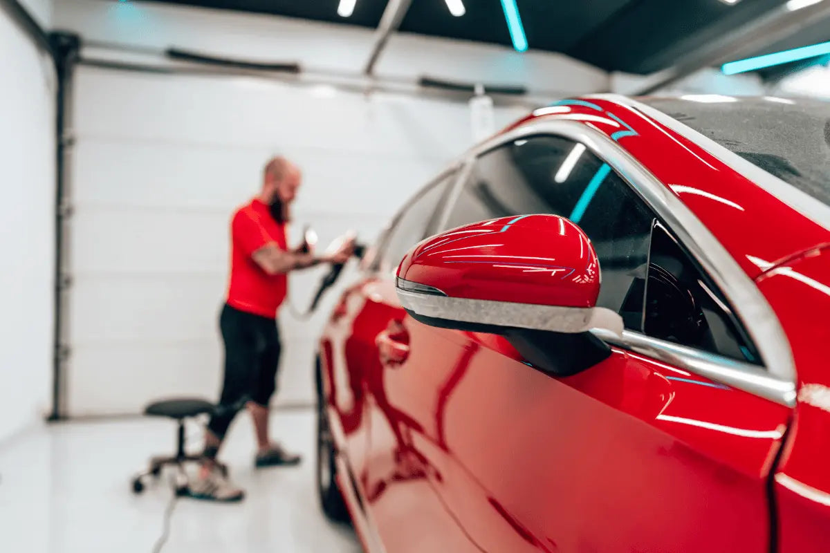 une-personne-realisant-un-detailing-automobile