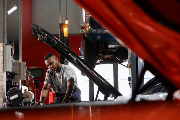 Free photo young worker in a car workshop