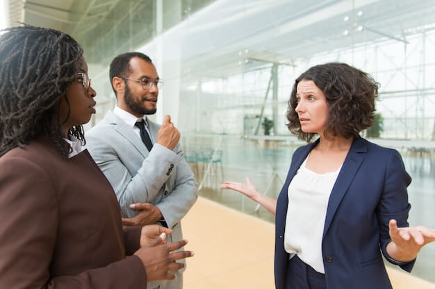 Free photo project leader shouting at employee outside