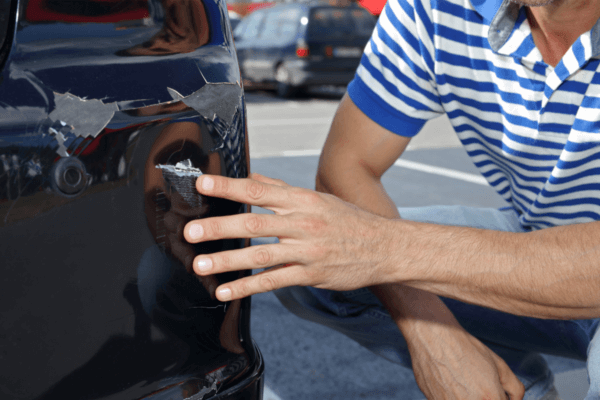 réparation égratignure carrosserie voiture noire brillante