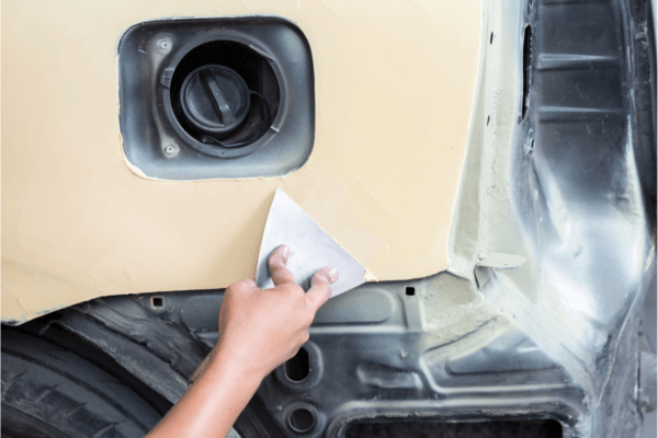 Application mastic sur carrosserie